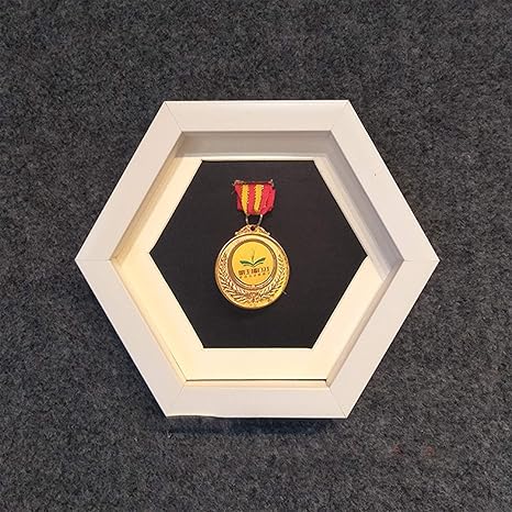 Amazon Co Jp メダルディスプレイスタンド マラソンフレームゴールドメダルメダル記念メダル収納ボックス3d 軍用メダルや名誉バッジの収集に適しています ホーム キッチン