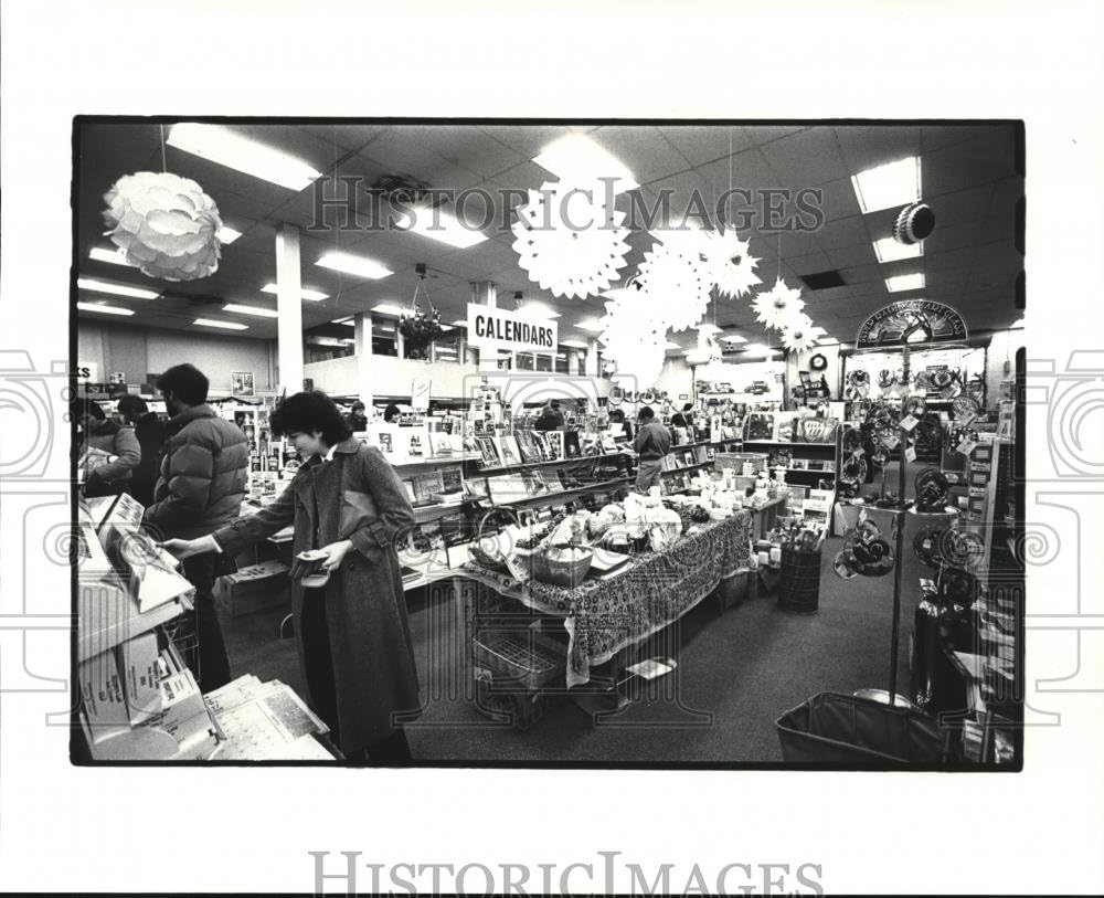 Amazon Com Vintage Photos 1983 Press Photo Barnes Noble Book
