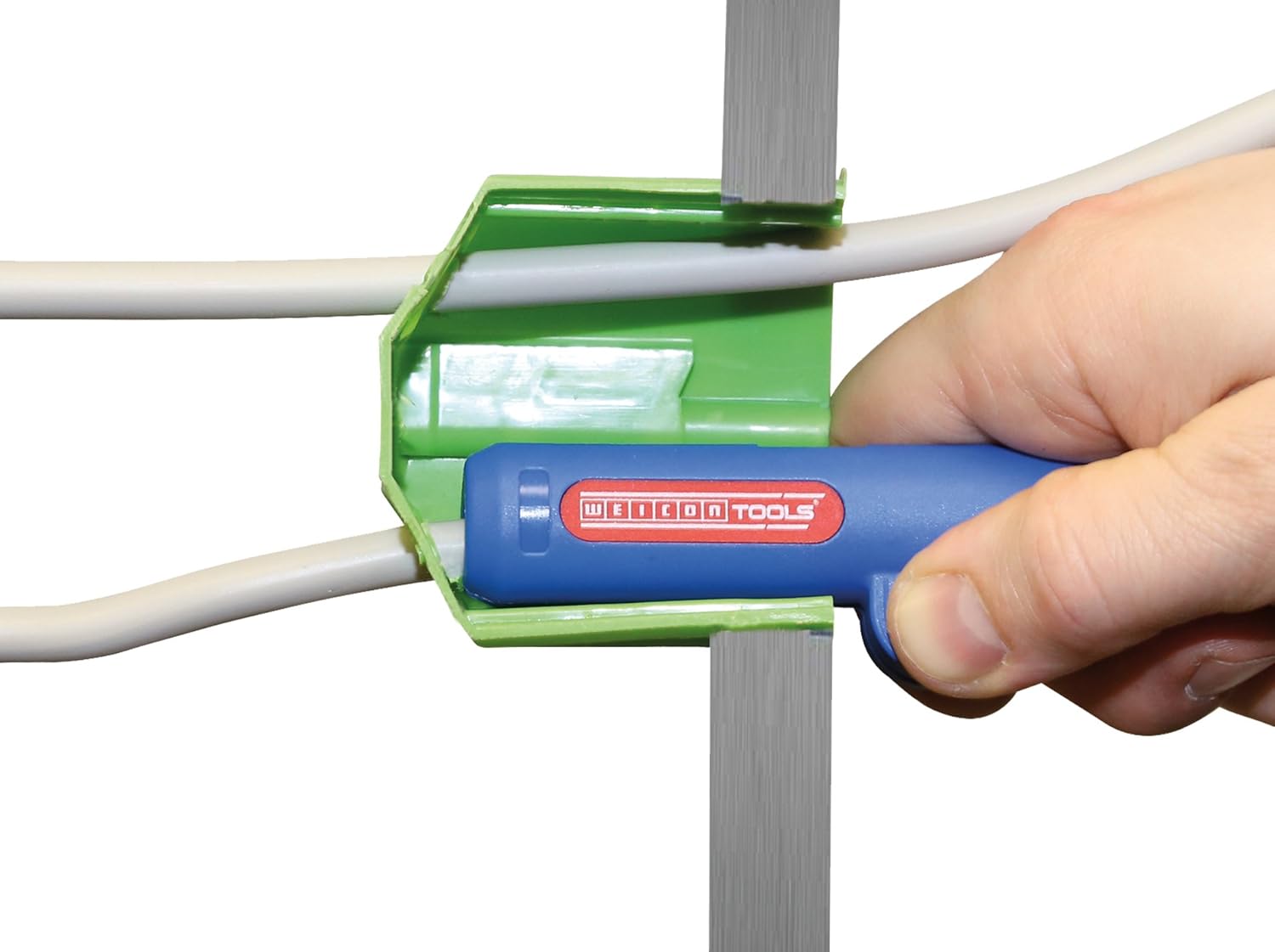 снятия изоляции медь провода. сборка электрических жгутов. снять оплетку с кабеля. снять оплетку с кабеля. сборка жгутов для автомобилей.