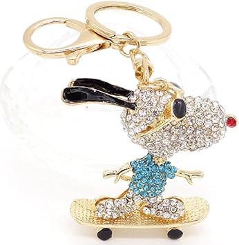 Amazon スヌーピー犬ridingゴールドスケートボードキーチェーンラインストーンwithブルー クリアクリスタルは完全に ゴールドリング Lobster Claw 犬へのギフトやスケートボードファン From The Heart スポーツファングッズ