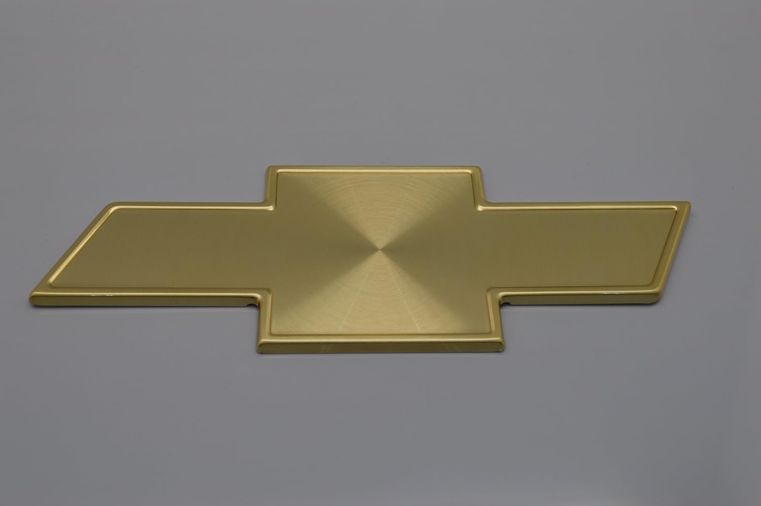 Amazon スズキ シボレークルーズ 金色エンブレム エンブレム 車 バイク