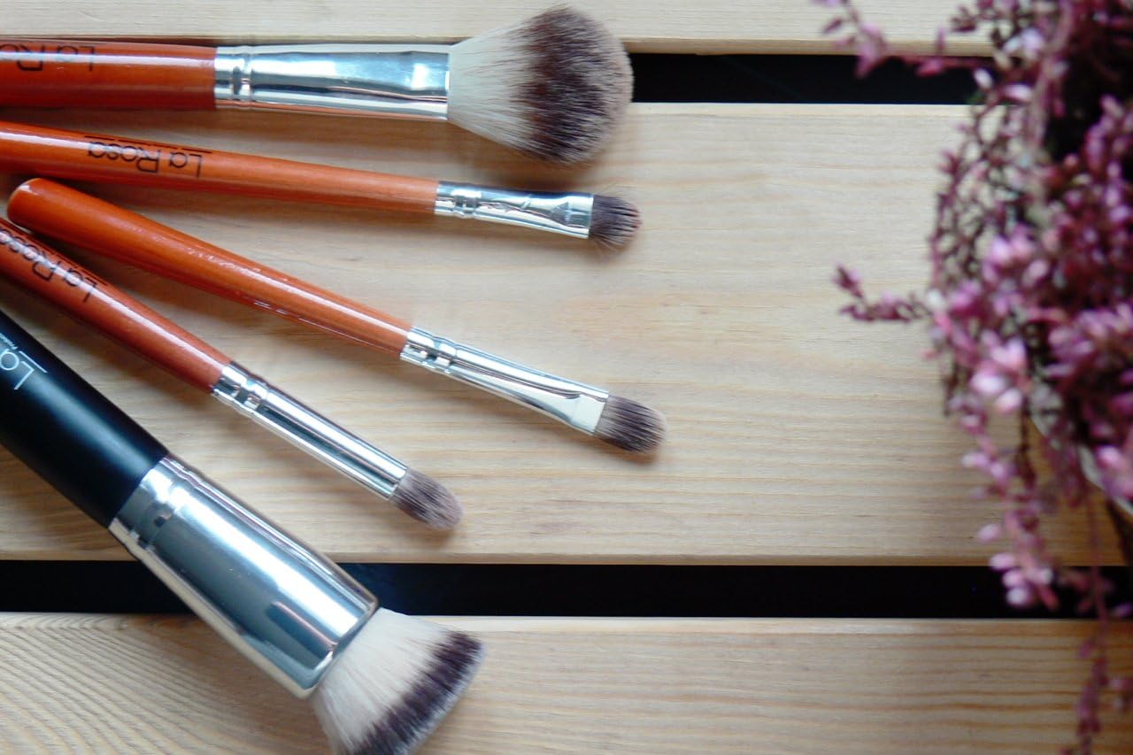 La Rosa Professional Wooden Foundation Brush - Image 3