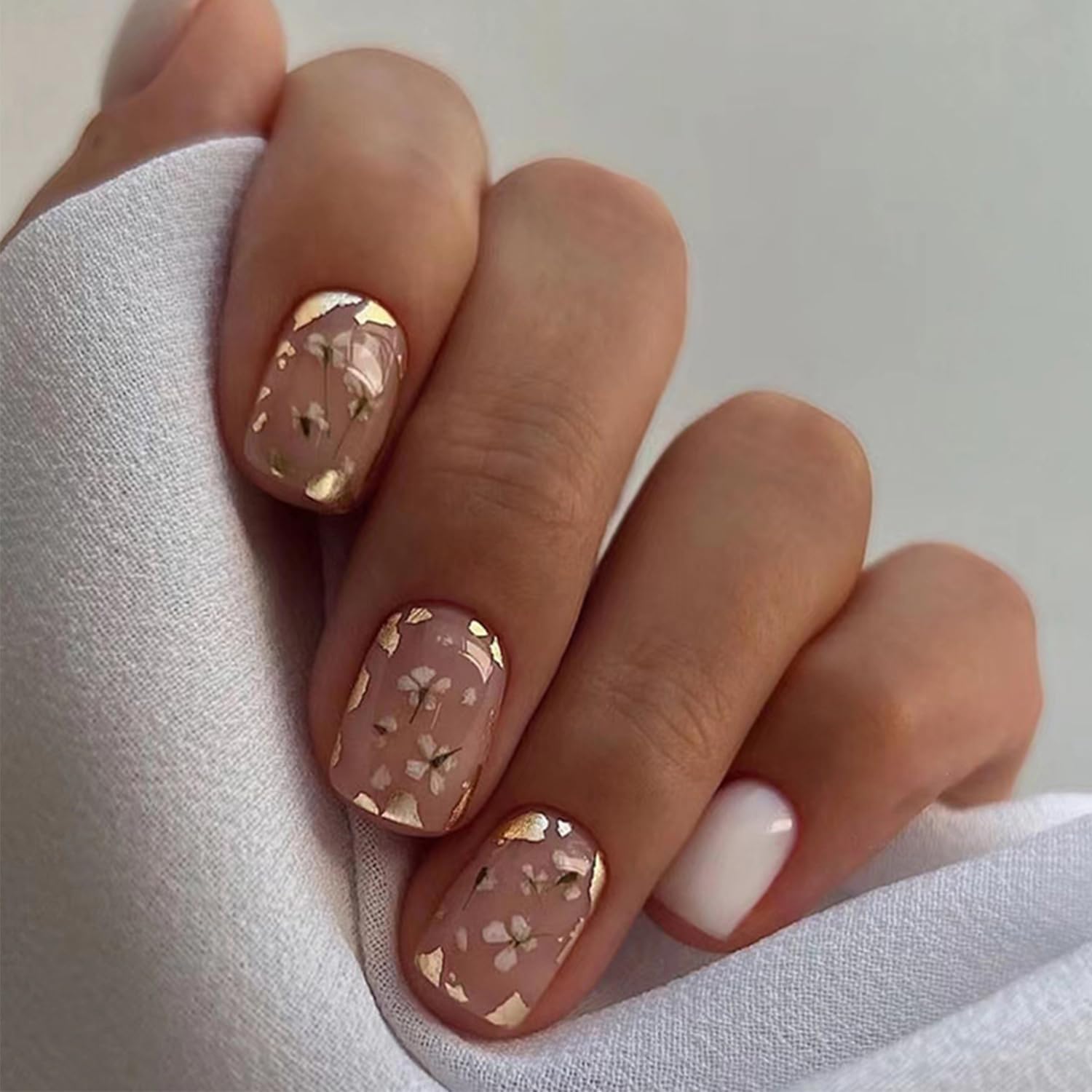 NEWSPIED Press on Nails Short Square Glue on Nails with Glitter Gold Foil Floral Designs Nude White Fake Nails Full Cover Artificial Acrylic Nails Extra Short False Nails for Women Girls 24 Pcs