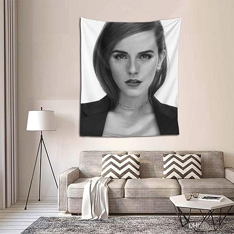 Amazon Co Jp エマワトソン 写真集 タペストリー インテリア モダンアート おしゃれ壁掛け 大判 装飾布 ウォールアート 布ポスター ファブリック装飾用品 多機能 室内 窓や壁の飾り お店 人気 新居祝い 個性ギフト 152x130cm ホーム キッチン