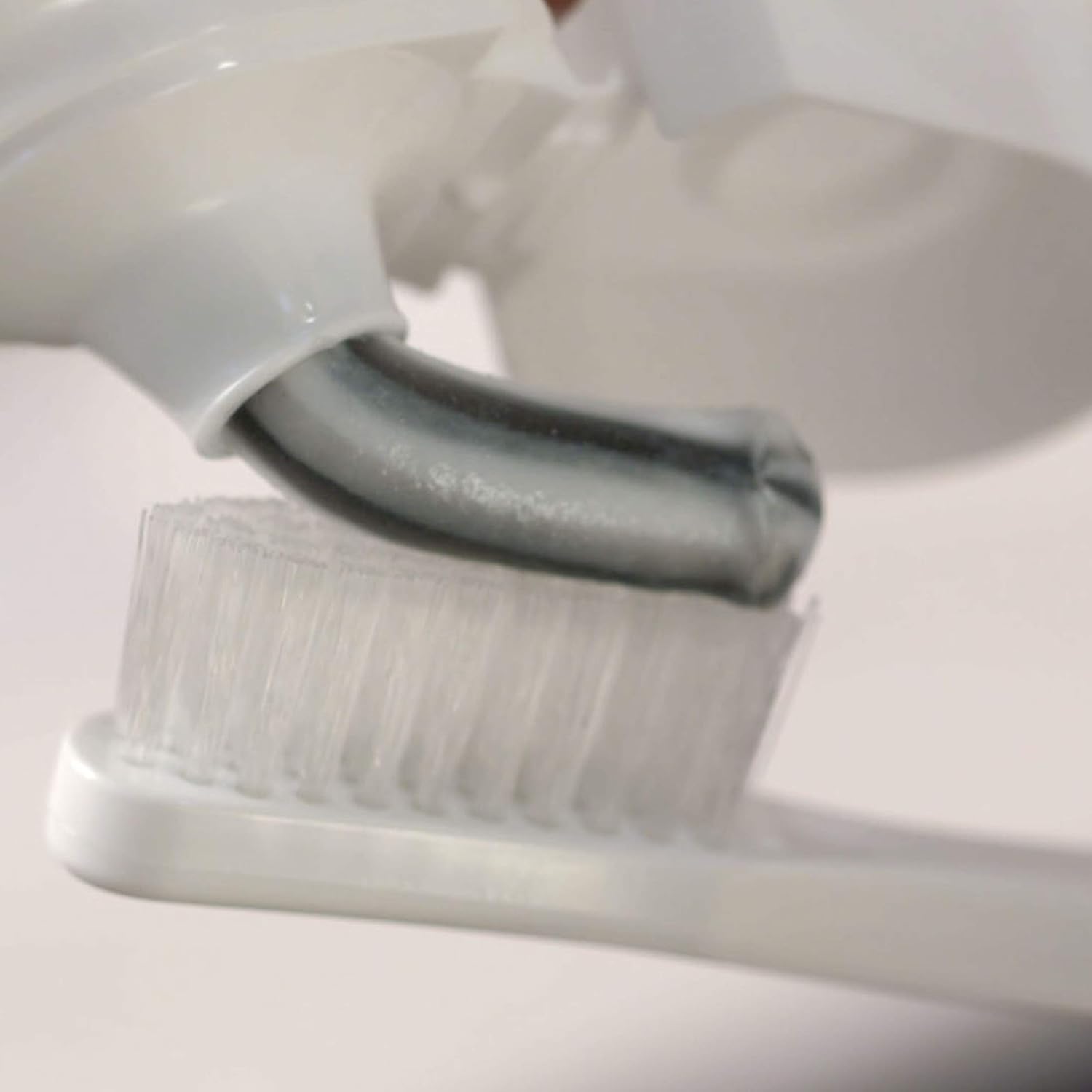 Crest Charcoal 3D White Toothpaste, Whitening Therapy Deep Clean with Fluoride, Invigorating Mint, 4.1 Ounce, Pack of 3 : Beauty