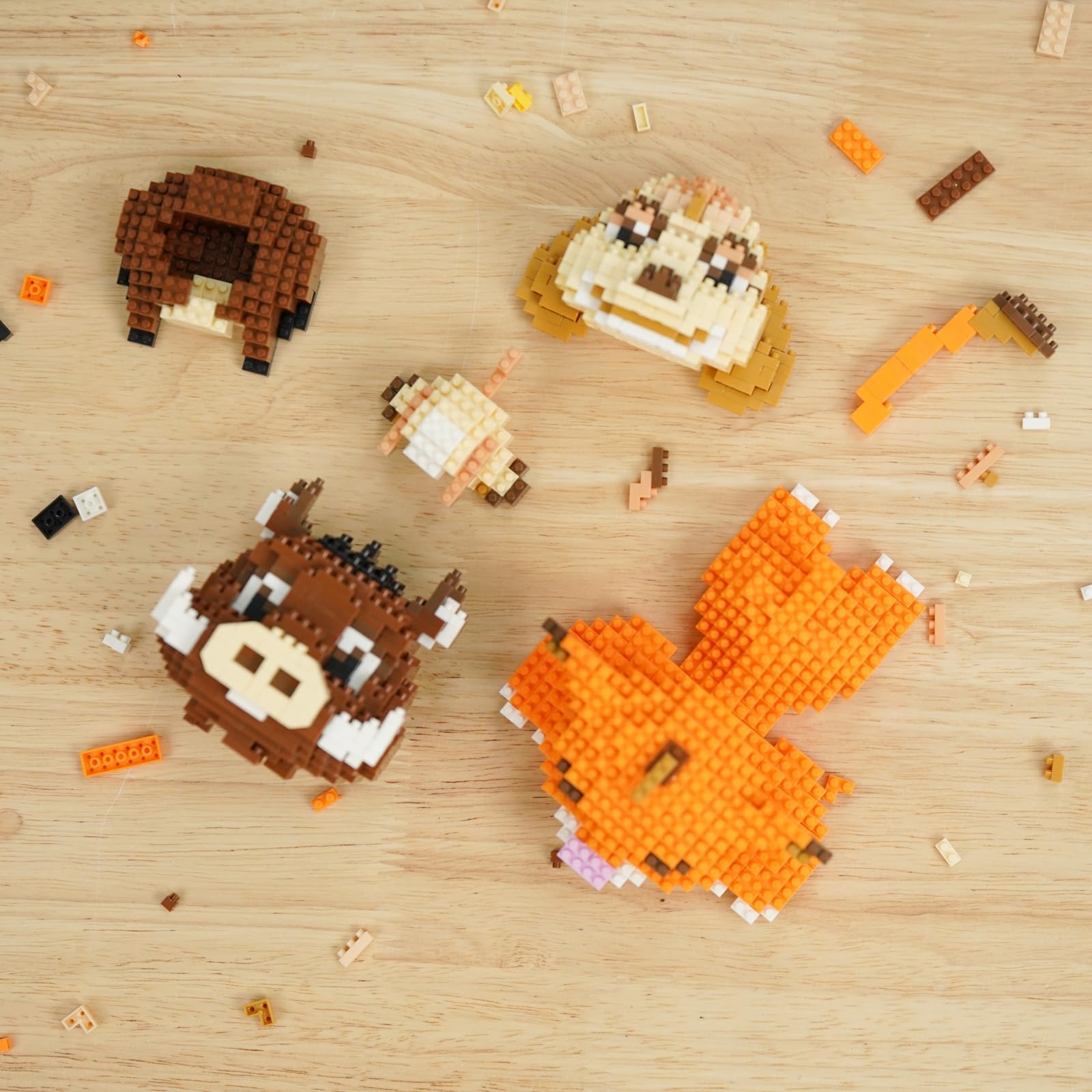 QLT QIAOLETONG Tiere Bausteine Set, 1856PCS Micro Mini Klemmbausteine mit Löwe, Warzenschwein, Erdmännchen, Tiere Baustein Bausatz für Erwachsene, Nicht Kompatibel mit Lego 4