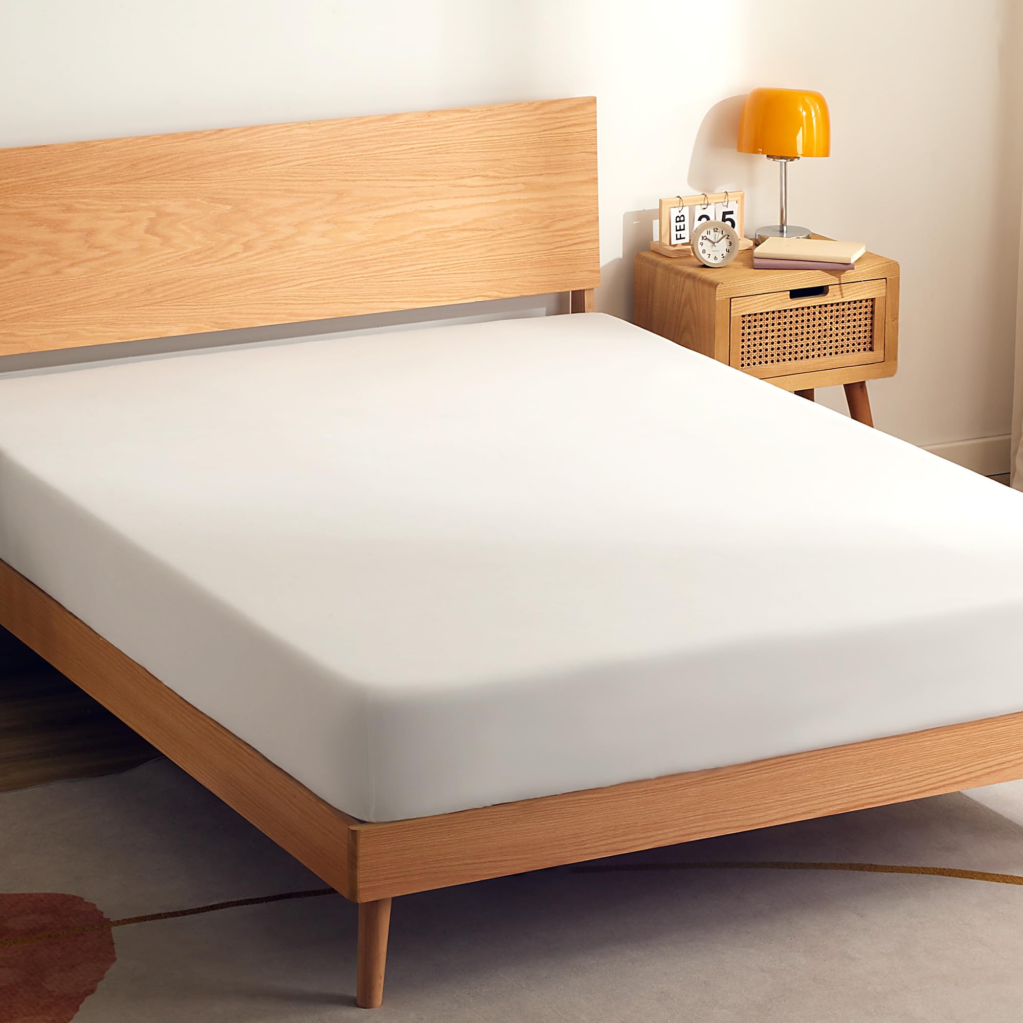 SONIVE Fitted Sheets Soft Breathable Bed Sheets 100% Polyester, 30cm Large Pocket,Jersey Sheet,Easy Fit, Shrinkage Resistant, Non Slip, for Adults and Elderly, White,180x200cm