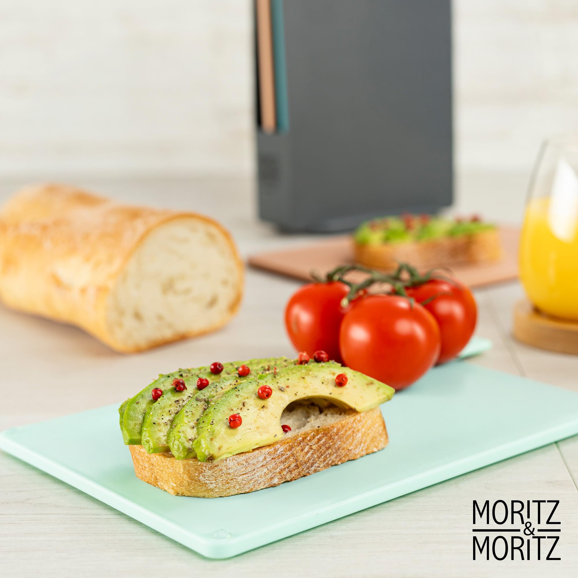 Moritz & Moritz 4x Frühstücksbrettchen mit Ständer 20,5 x 14,5 cm - Spülmaschinenfest - Schneidebrett Kunststoff Set mit Ständer - Brettchen mit Ständer - Frühstücksbrettchen Bunt - Brettchen Set 5