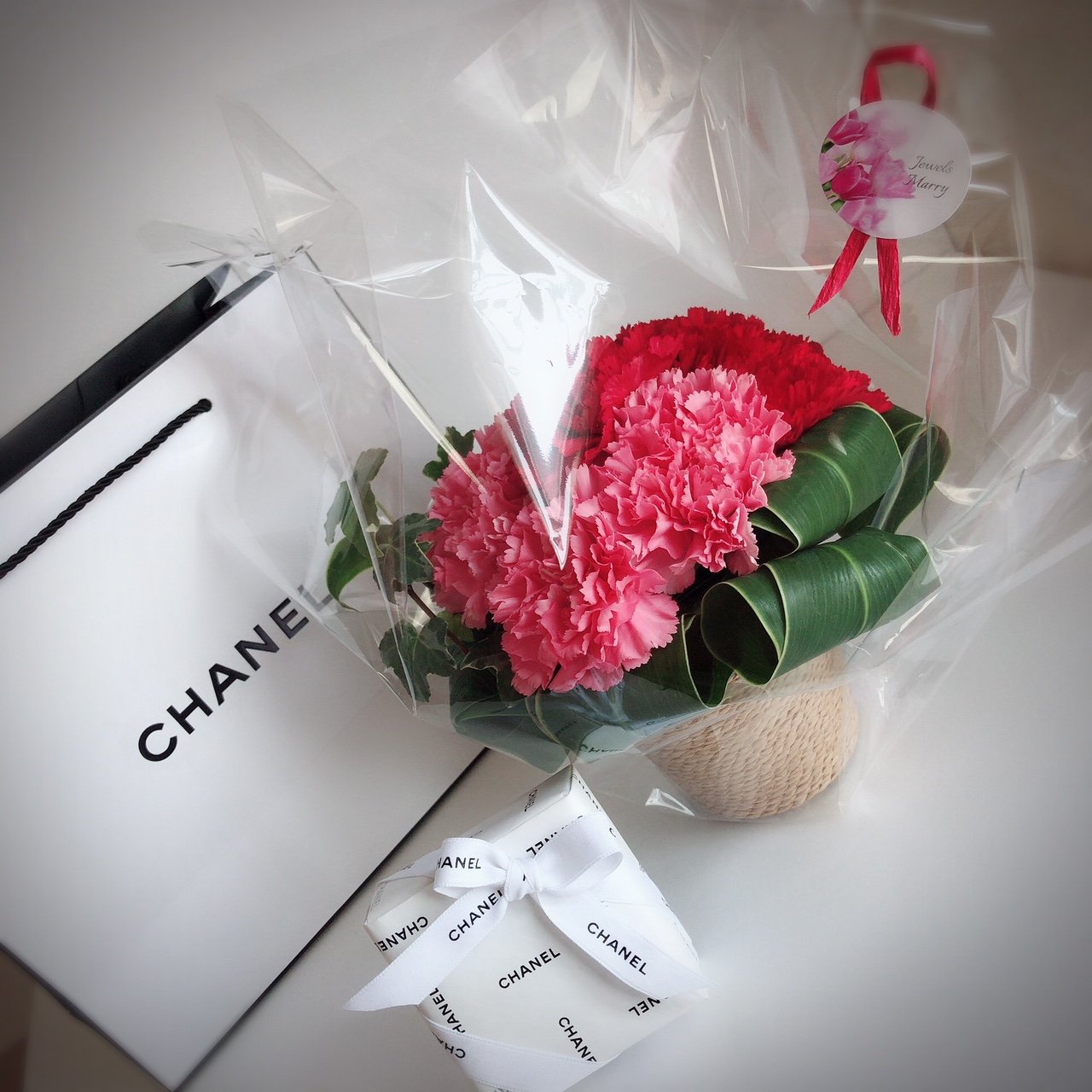 使い勝手の良い Main シャネル ラ クレーム マン ハンドクリーム 50ml ラッピング済み 母の日 アレンジメント セット メッセージカード付き 花 記念日 お誕生日 カーネーション ギフト プレゼント Creme La 贈り物 Chanel B07chzd62v フラワーアレンジメント