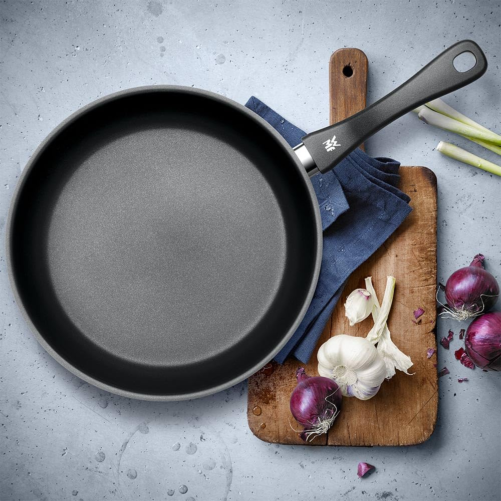 WMF Devil Bratpfanne beschichtet 28 cm, Edelstahlpfanne Induktion, Antihaftbeschichtung, fettarmes Braten, backofenfest bis 70 Grad, für alle Herdarten geeignet, Kunststoffgriff 2
