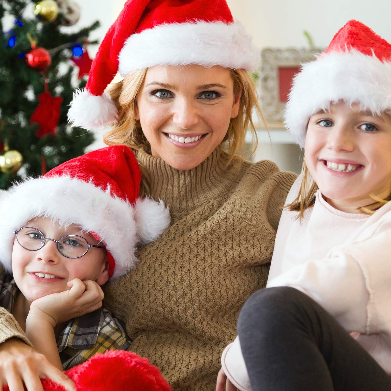 Santa Hat,Xmas Holiday Hat for Kids,Unisex Velvet Comfort Christmas Hats Extra Thicken Classic Fur for Christmas New Year Festive Holiday Party Supplies (Children) Red and White: Clothing