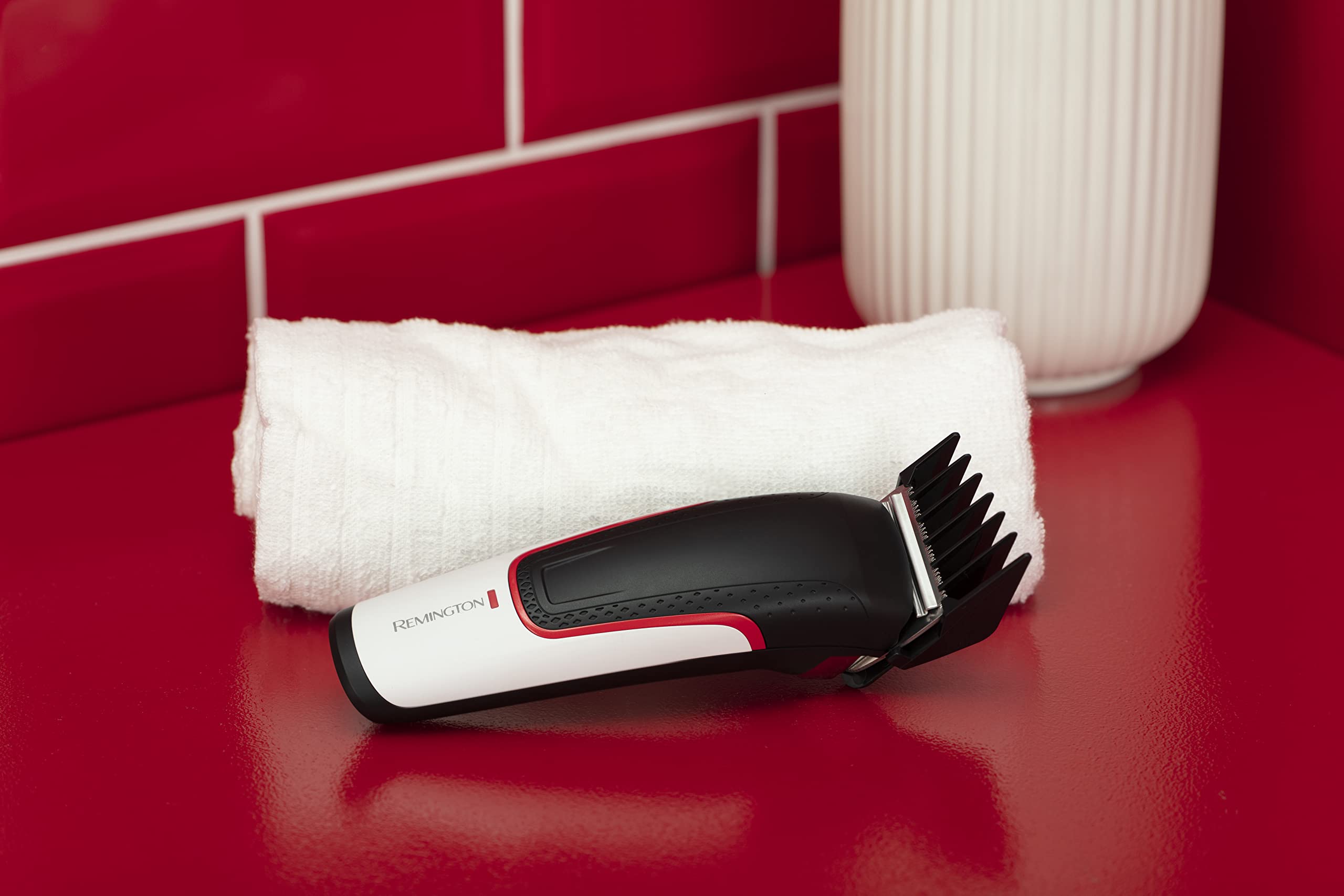 Remington Haarschneidemaschine [selbstschärf. Edelstahl Klingen/10 angeschrägte Fade-Kämme/0,8-25mm] Haarschneider Set (inkl. 9 normale Aufsteckkämme, Netz-/Akkubetrieb, Tasche) HC500 2