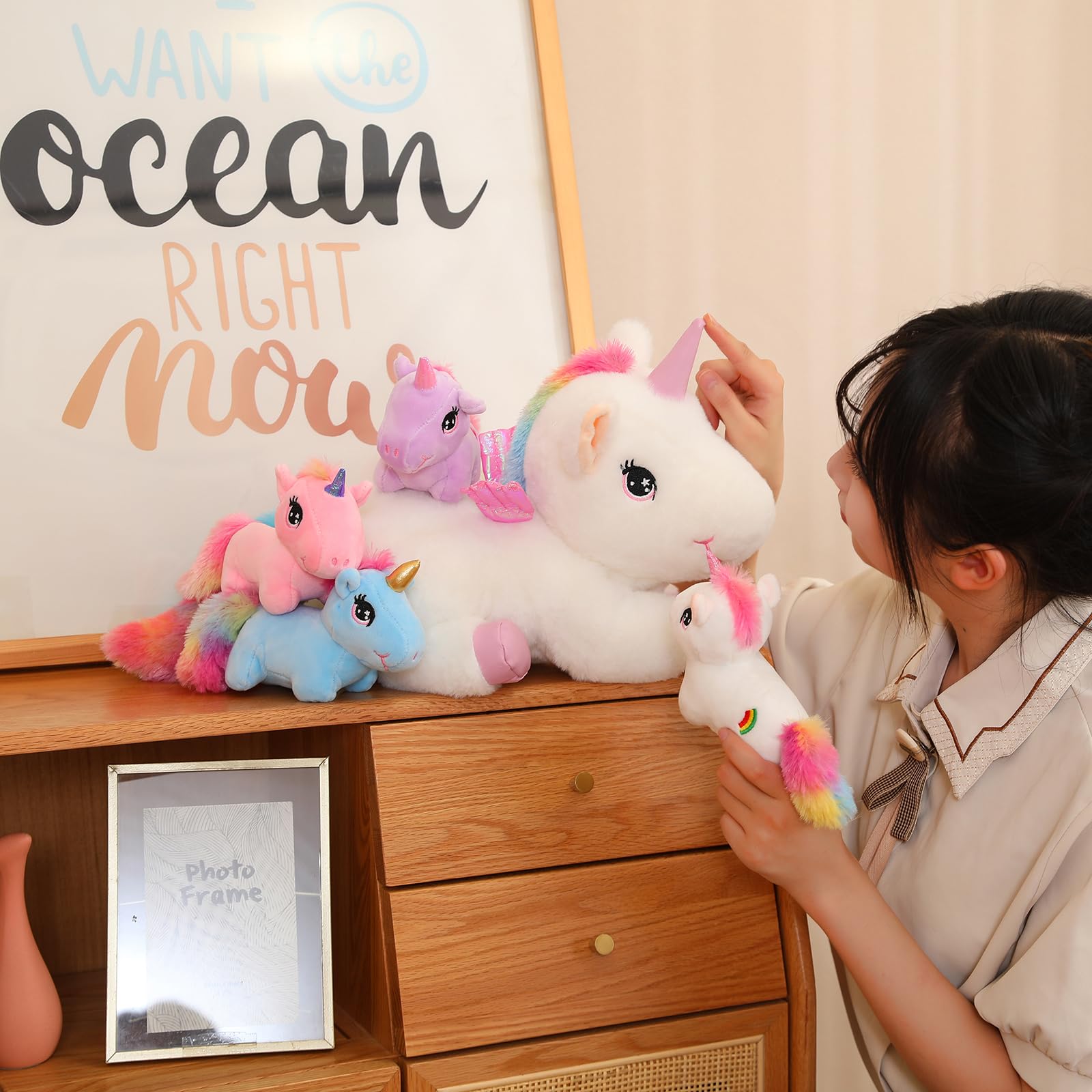 SQEQE Niedliche Einhorn Stofftiere mit 4 Baby Einhorn Plüschtiere in ihrem Bauch, Regenbogen Fliegendes Plüschkissen Spielzeug mit Flügeln, Valentinstag Geburtstagsgeschenke für Jungen Mädchen 8