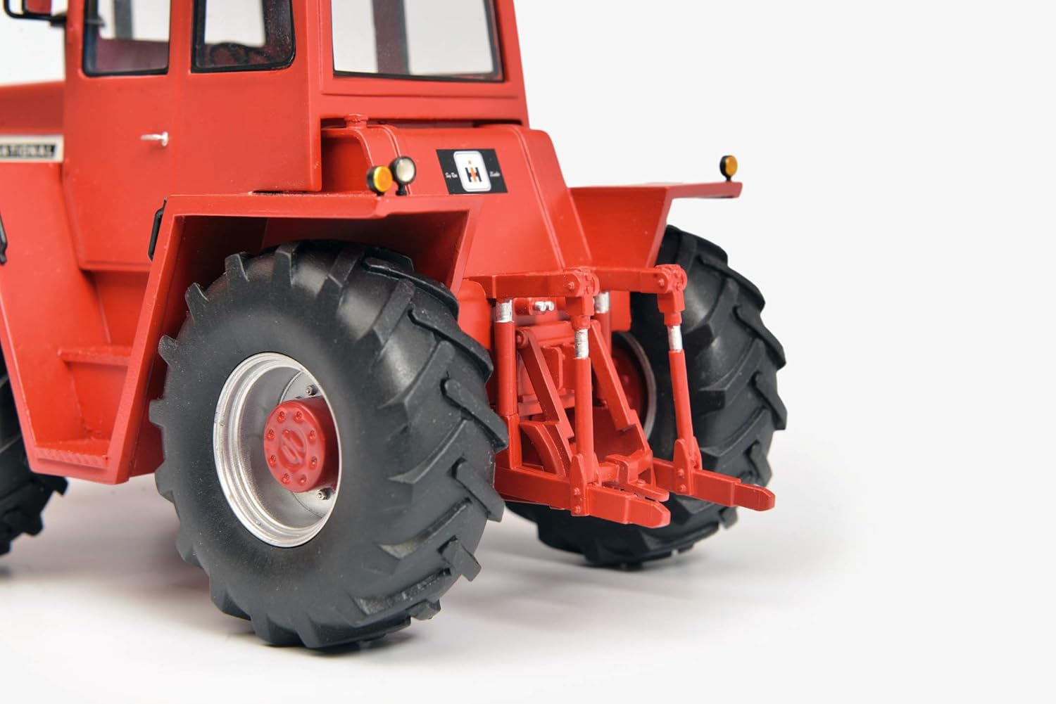 Schuco 450910900 International 4166 Tractor Model Car Scale 1:32 Limited Edition 1,500 Resin Red - Image 5