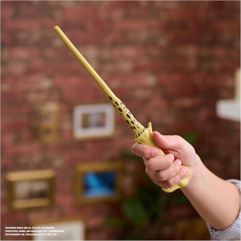 Harry Potter, Bacchetta Magica di Lord Voldemort in plastica con Supporto Hogwarts, Circa 30 cm, Giocattolo per Bambini dai 14 Anni in su, Articolo per Fan
