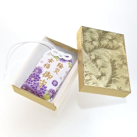 Amazon Co Jp 開運厄除 除災幸福お守り 紫肌守り箱入り 岩国に鎮座する神社白崎八幡宮で祈願済み ホーム キッチン