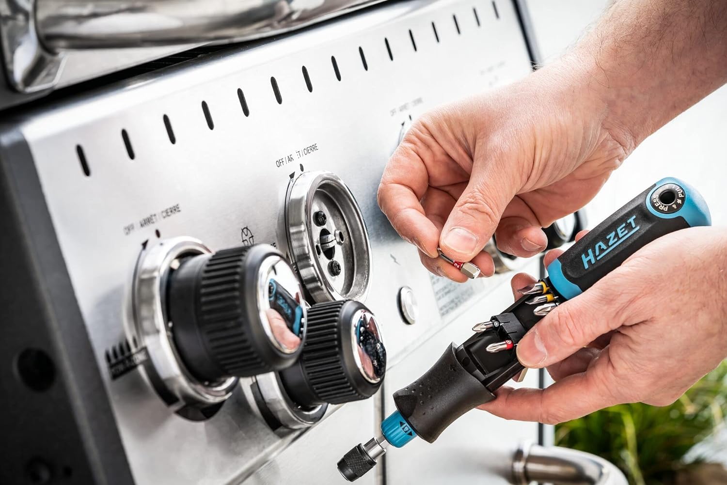 HAZET Bit Ratschen-Schraubendreher 810R-3 | integriertes Bithalter-Magazin mit 12 Bits - Ratschenfunktion umstellbar oder Verwendung als Bit-Schraubendreher 6