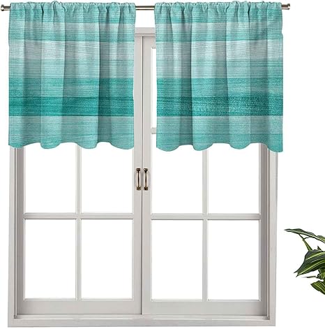 Cenefa de cortina de madera pintada con líneas horizontales para