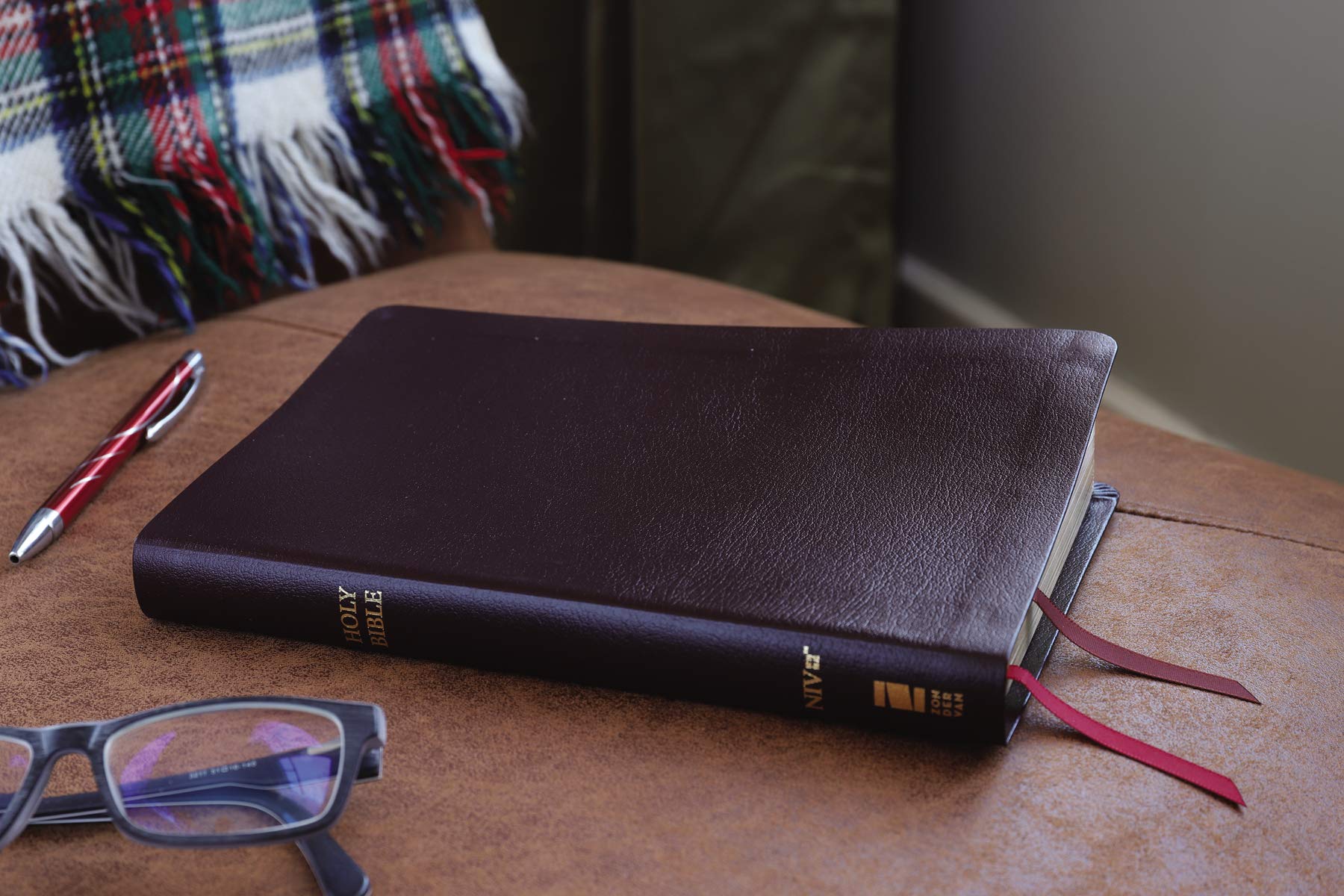 NIV, Thinline Bible, Bonded Leather, Burgundy, Red Letter, Comfort Print