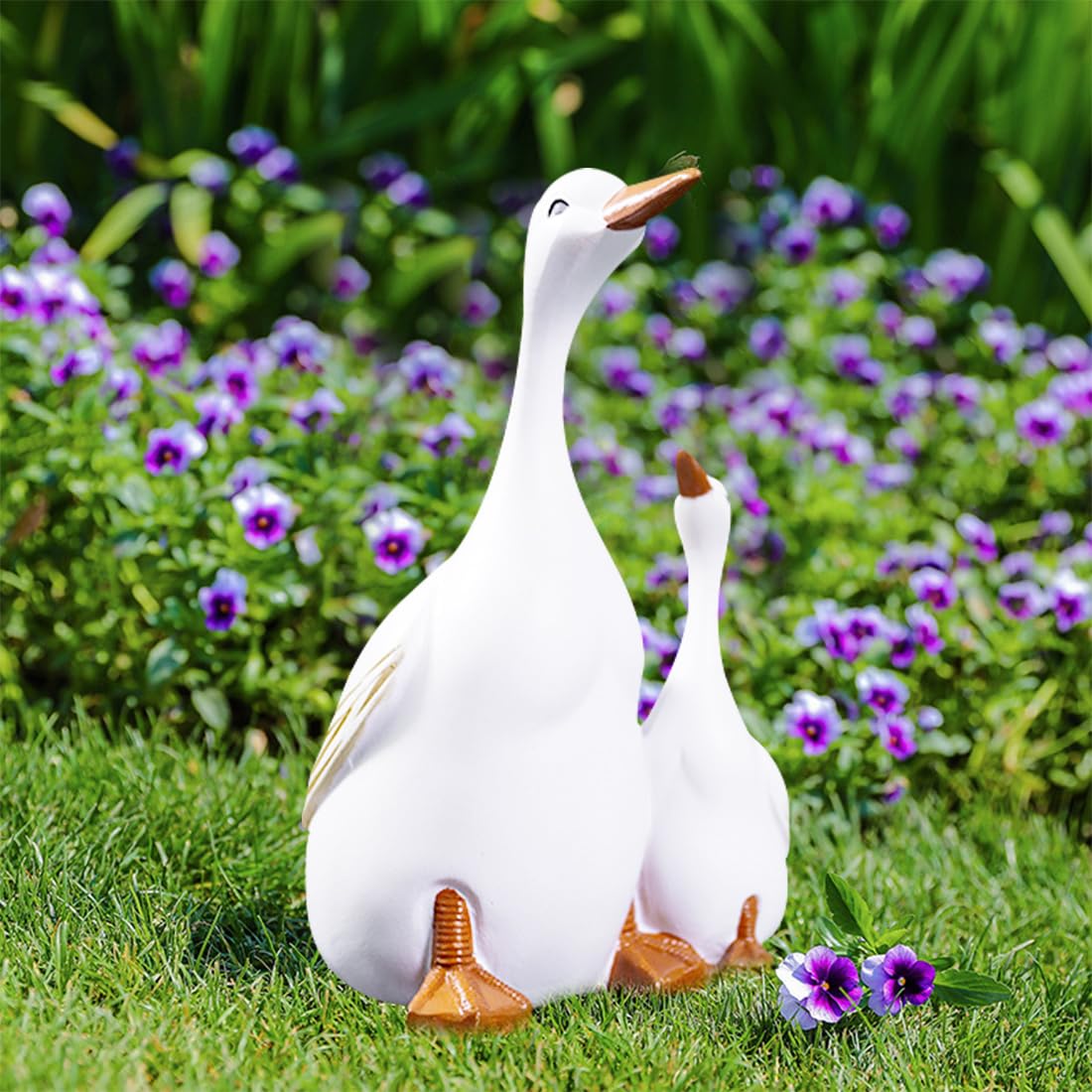 Voyyphixa White Goose Garden Statue Mother Duck and Ducklings Figurine Cute Animal Resin Sculptures for Lawn Patio Outdoor Yard Decor Table Living Room Bedroom Decoration (Large)
