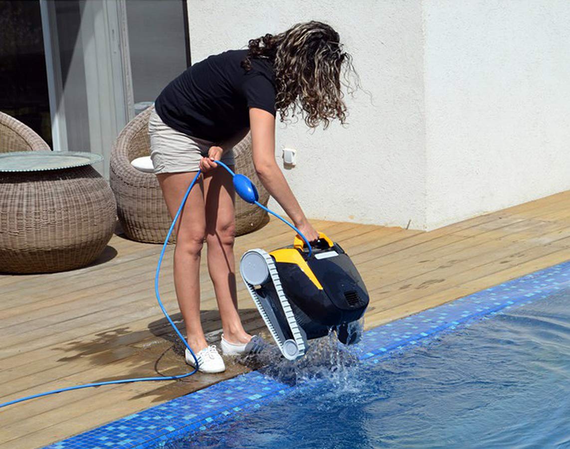 Den Dolphin E25 ins Wasser werfen und schon kann er anfangen zu reinigen