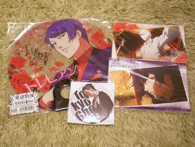 Amazon 東京喰種 Re トーキョーグール 月山習 うた うちわ ポストカード 缶バッジ 4点 アイドル 芸能人グッズ 通販