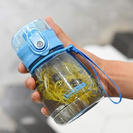 Amazon 水コップ ウォーターボトル 直飲み ストロー付き 大容量 子供 大人兼用 プラスチック 透明ボトル 広口 ストラップ 漏れ防止 耐冷耐熱 スリム 携帯用 便利 飲料ボトル 部活 運動会 通勤 通学 ウォーキング 洗いやすい トレーニング 登山 春夏秋冬 水筒