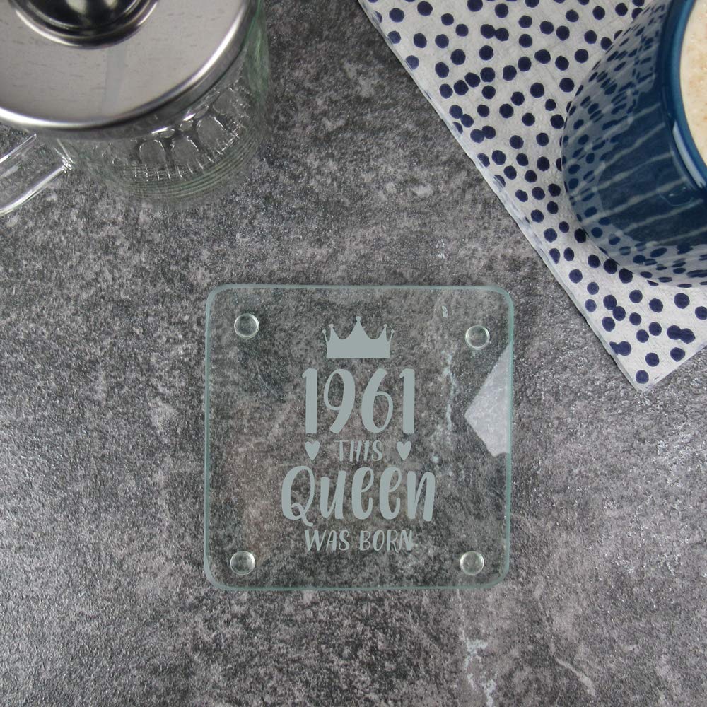 eBuyGB Drinks Mat, Placemat Engraved Square Coaster-1961 This Queen was Born Design-60th Women, Her-Sixtieth Birthday Gift for Mum, Glass
