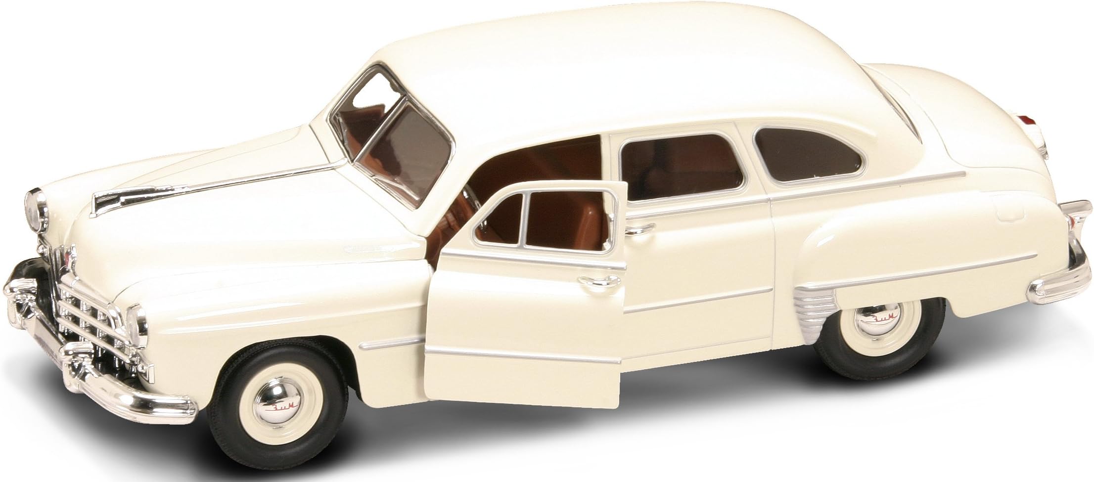 Lucky Die Cast GOTZ24212WH 1:24 Scale White Road Signature 1950 Gaz-12 ZIM Die Cast Model Car