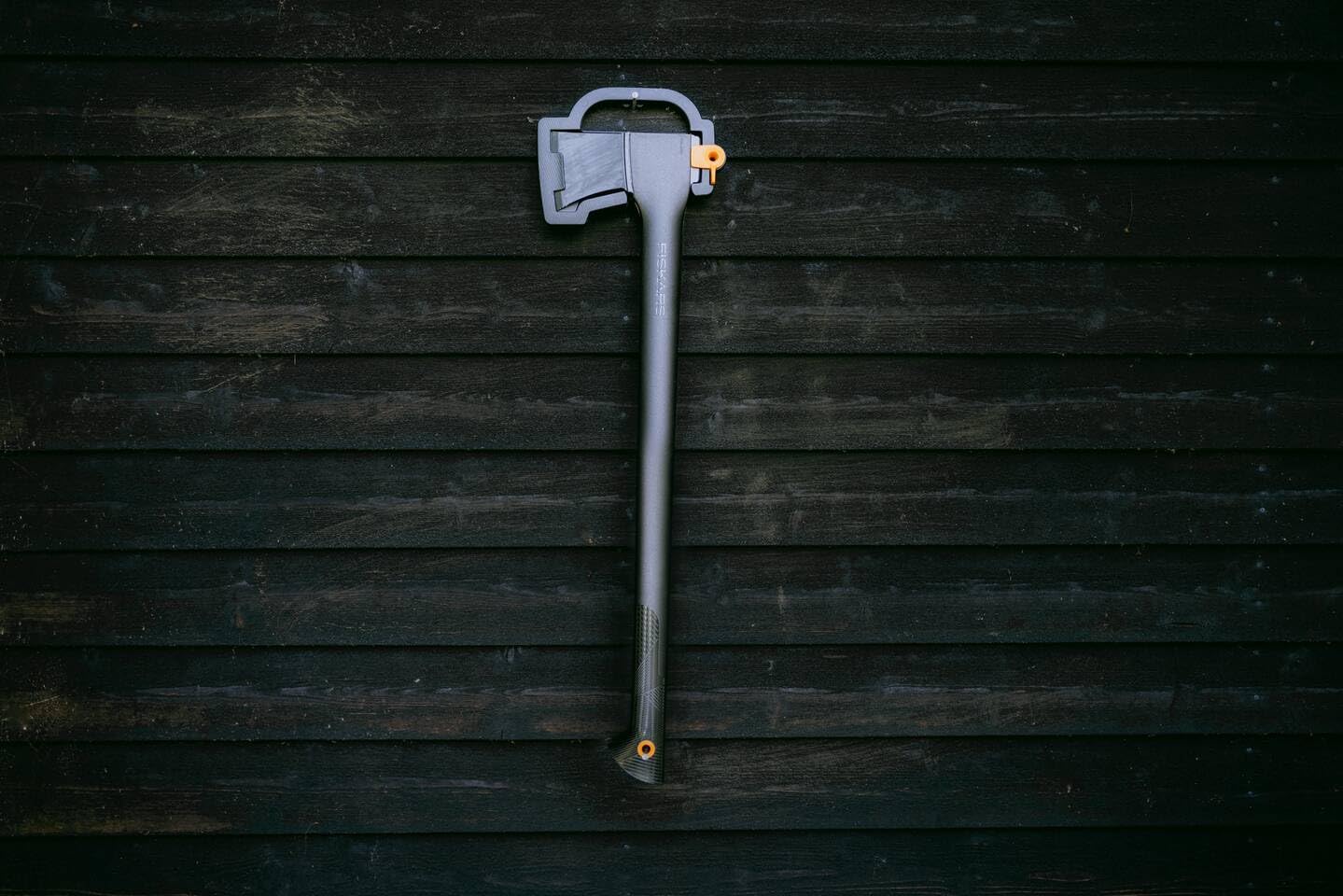 Fiskars Spaltaxt L, Solid, Mit Klingen- und Transportschutz, Antihaftbeschichtet, Hochwertige Stahl-Klinge/Glasfaserverstärkter Kunststoff-Stiel, Schwarz/Orange, A19, Länge: 65 cm, 1,6 kg, 1052044 5