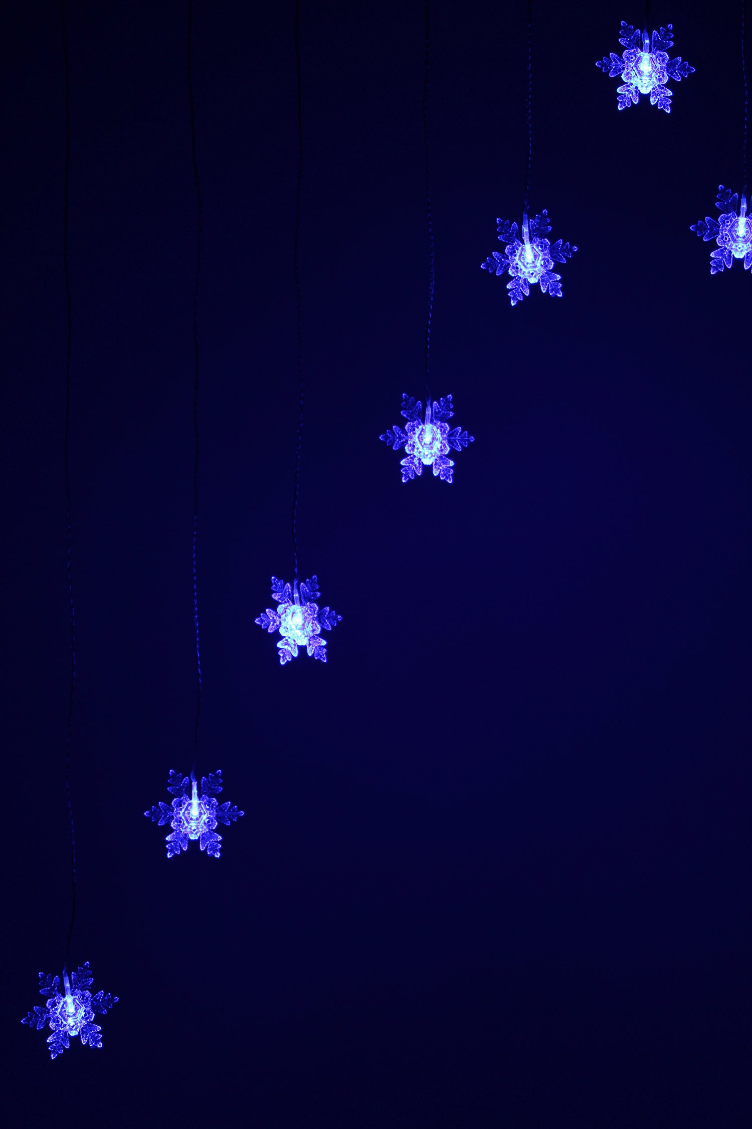 WeRChristmas 1.2 x 1.2 m Snowflake V Window Curtain Net Christmas Lights with 15 Static LEDs, Blue