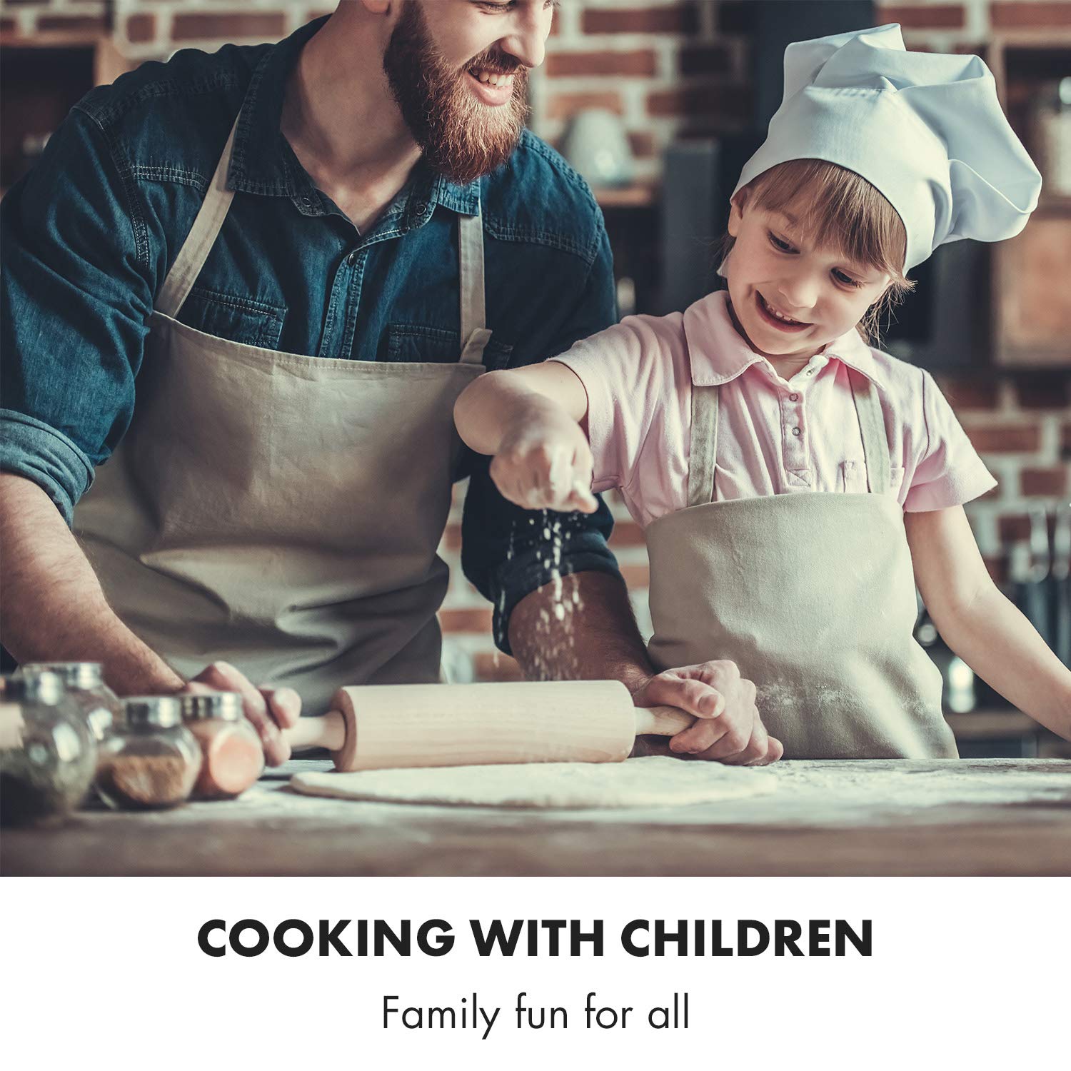 Повар готовит шашлык на природе. Готовка на кухне. Папа готовит мясо. Папа готовит дома. Шашлыки с семьей на природе.