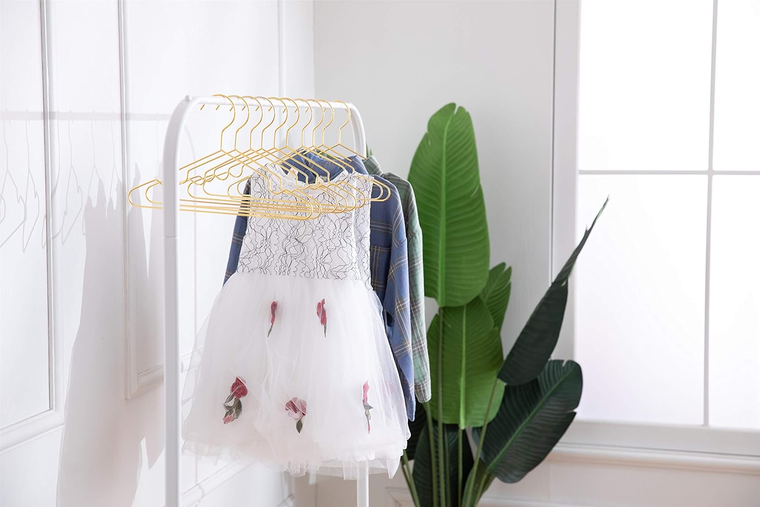 Enfants Cintres Pour Vetements Avec Encoches Enfants Cintres Pour Vetements De Bebe Cocomaya Lot De Cintres Robustes En Metal Dore Brillant 30 5 Cm Pour Vetements De Bebe Cintres Porte Manteaux Cintres