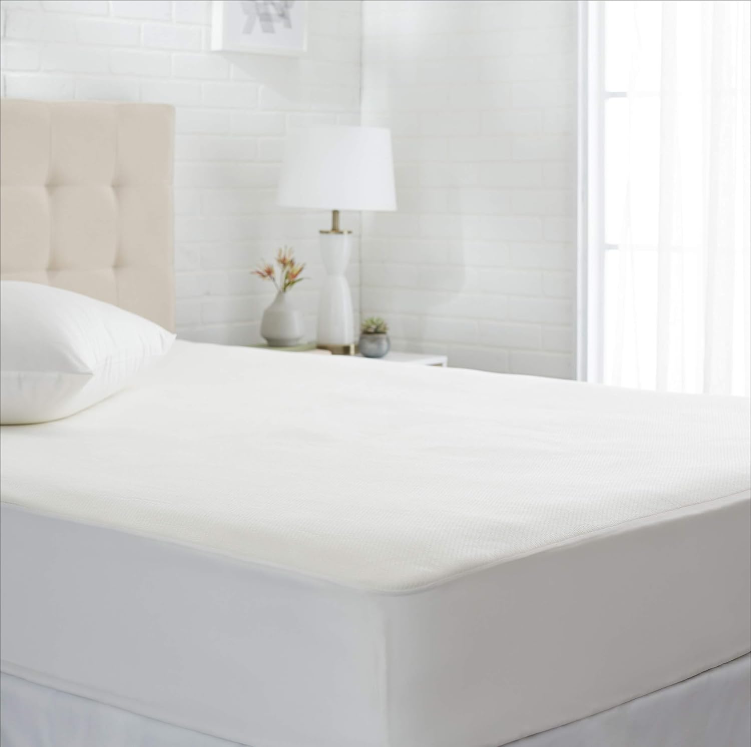 AmazonBasics - Proteggi-materasso, in rayon di bambù rinfrescante, 135 x 190 cm Prezzi offerta