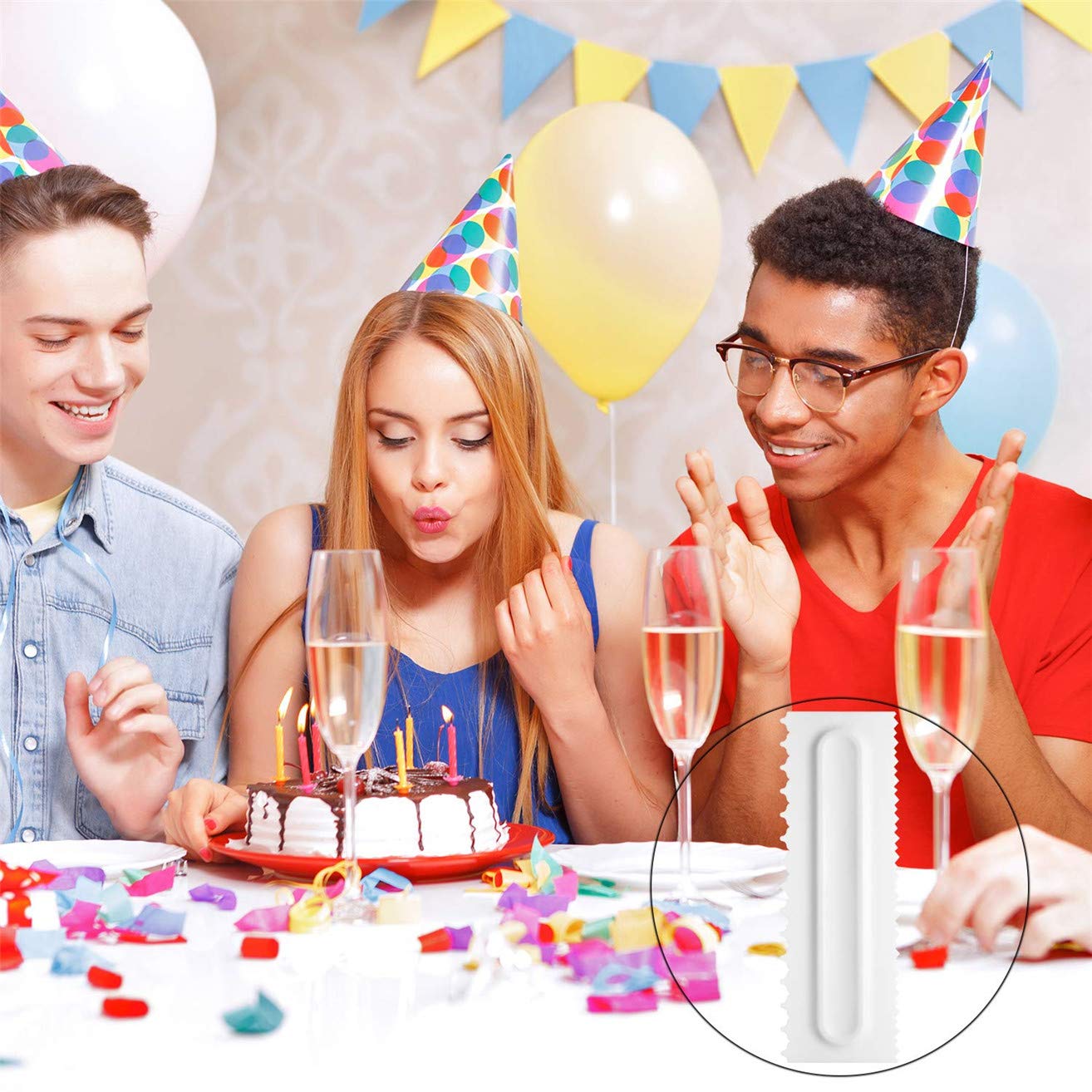 празднуют день рождения. люди празднуют день рождения. день рождения в одиночестве. человек с тортом на др. день рождения в ресторане.