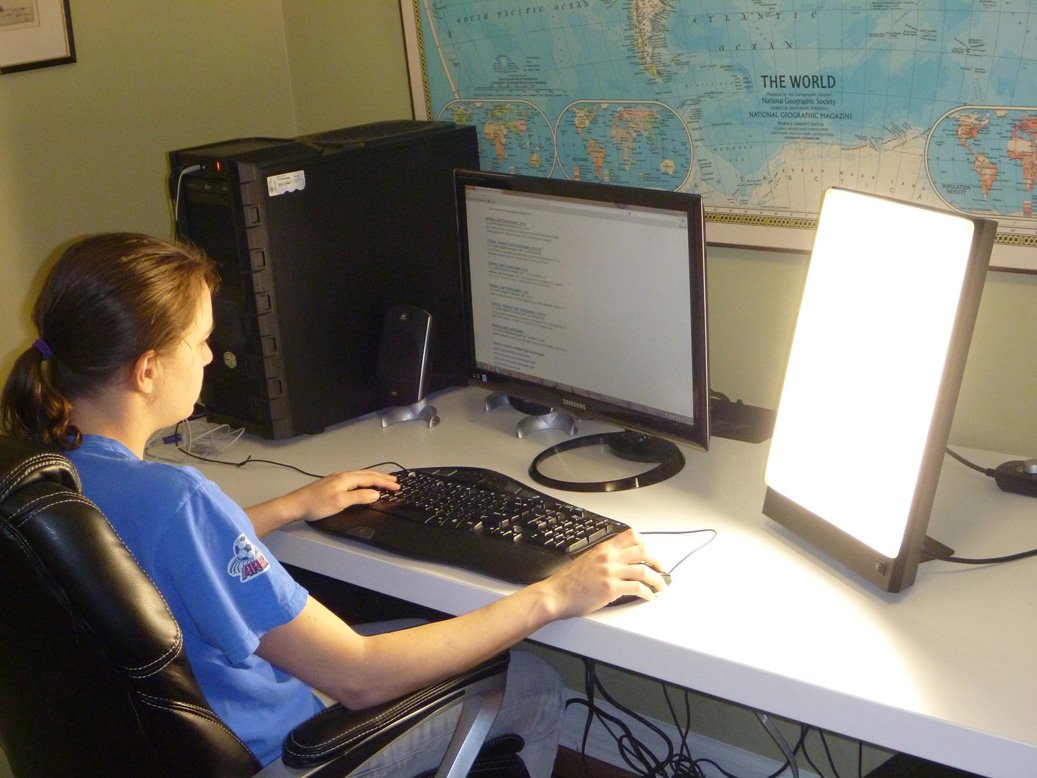 Northern Light Technologies Boxelite 10,000 Lux Bright Light Therapy Lamp – Full Spectrum UV-Free Sunlight Desk Lamp with Large Panel for Energy, Focus, and Alertness – Black