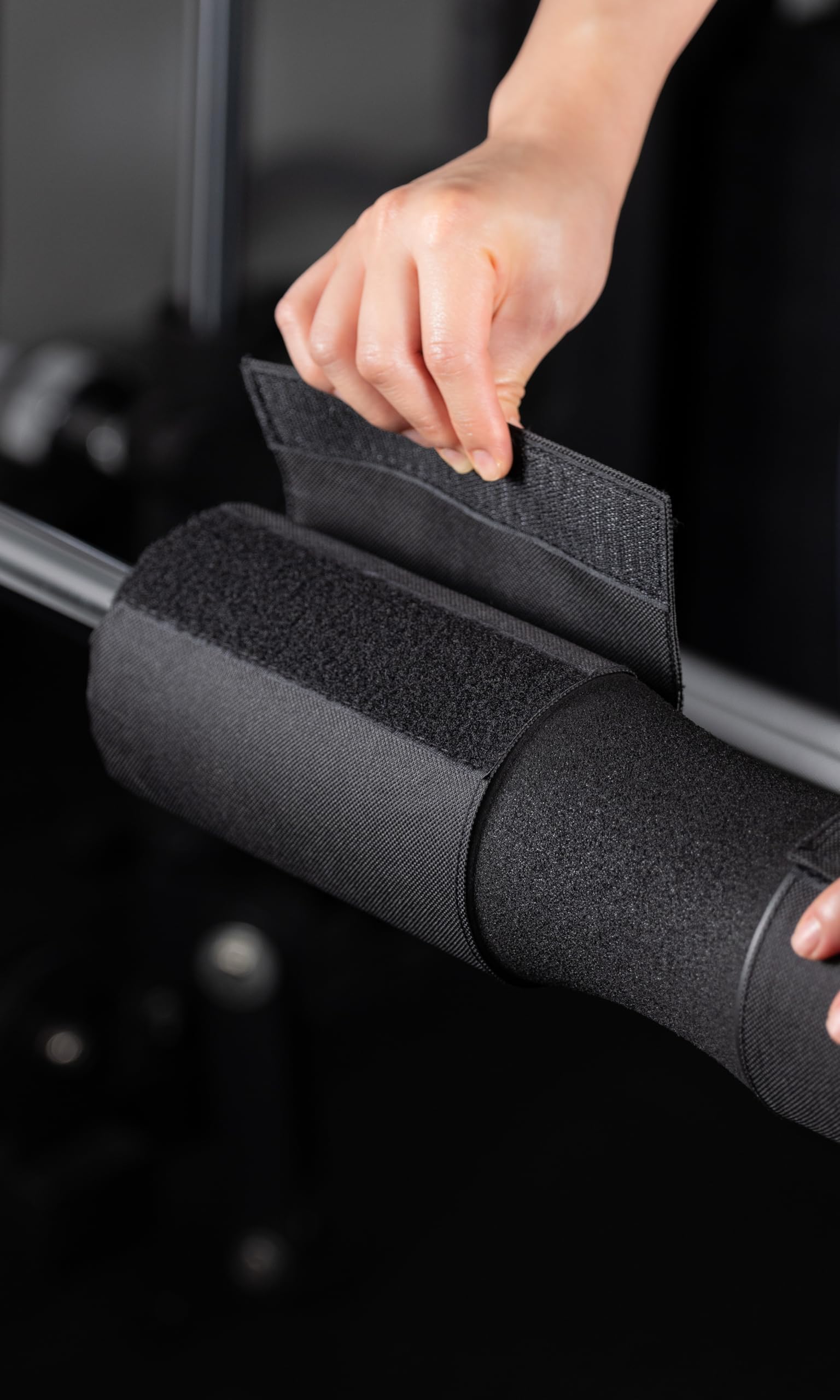 Fitgriff® Langhantel Polster, Hip Thrust Pad mit Klettverschluss - Hantel Nackenpolster - Polsterung für Squats, Booty Training, Gym (Schwarz) 6