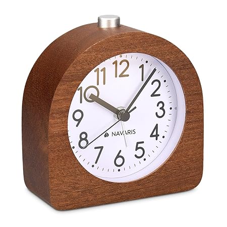 Navaris Analog Holz Wecker mit Snooze - Retro Uhr Halbrund mit Ziffernblatt Alarm Licht - Leise Tischuhr Ohne Ticken - Naturh