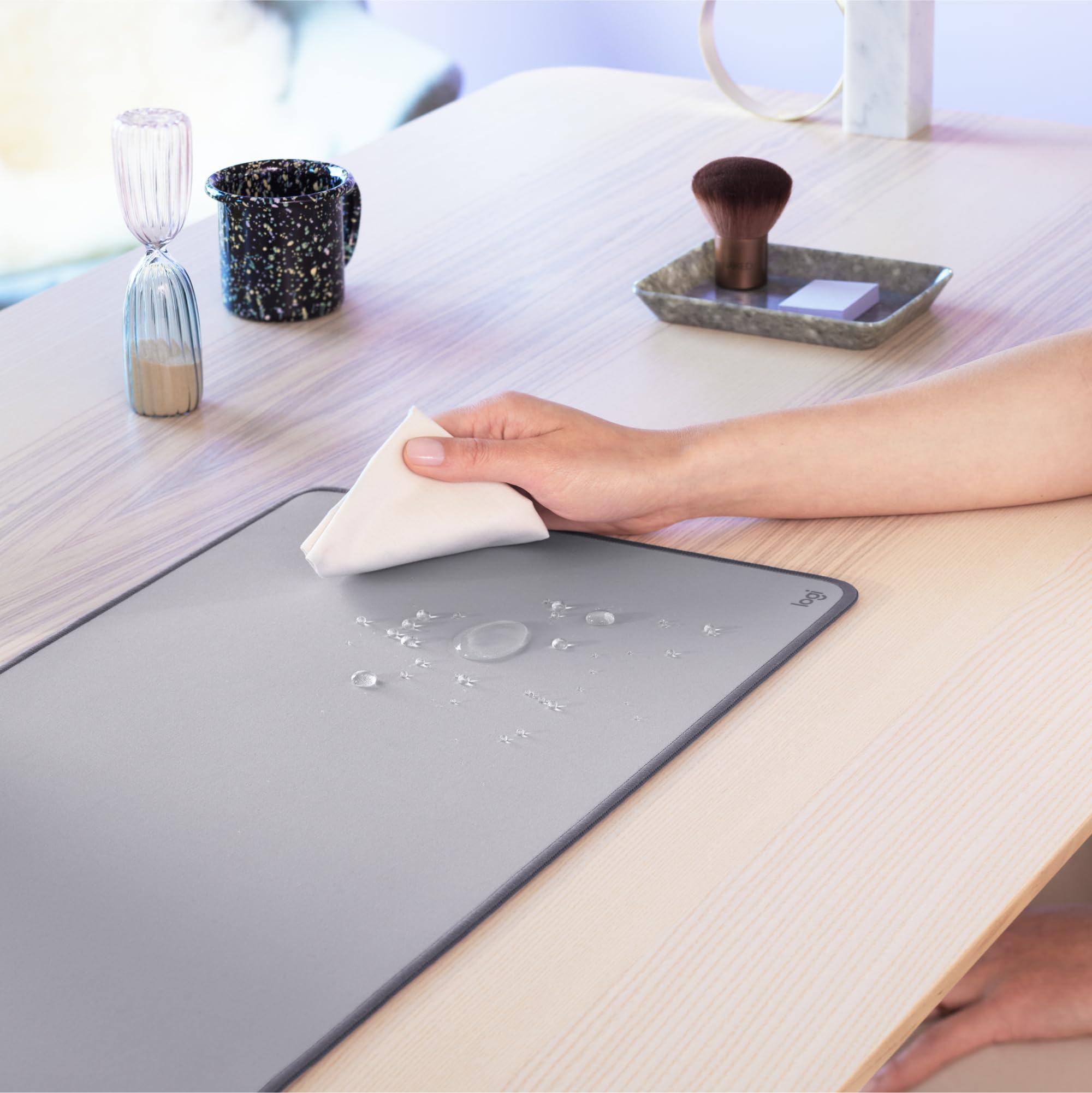 Logitech Desk Mat - Studio Series, Multifunktionale große Unterlage, Erweiterte Mausmatte, Anti-Rutsch-Gummiboden, Spritzwassergeschützt, Langlebig - Grau 3