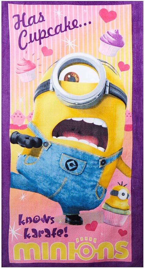 Minions Stuart Has Cupcake...knows karate! Handtuch, Strandtuch