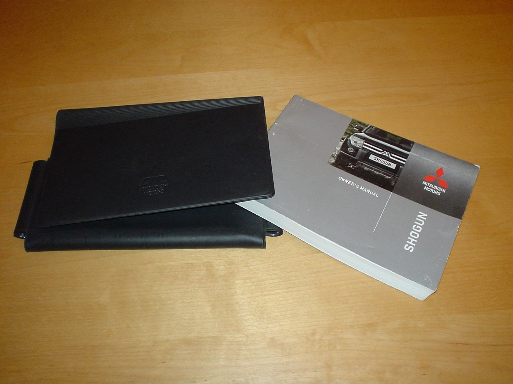 MITSUBISHI SHOGUN OWNERS MANUAL HANDBOOK with WALLET (2006 - 2013) - PAJERO  3200 3800 3 & 5 DOOR - OWNER'S HAND BOOK MANUAL Paperback – 2006