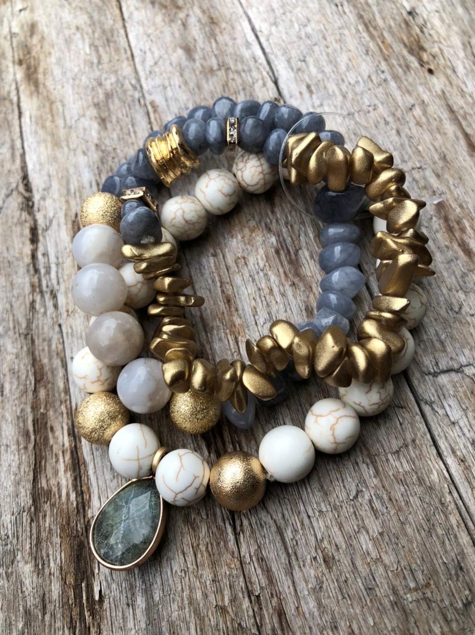 Bello London Set of three Bracelets with bluish grey agate and natural howlite beads - Jessie