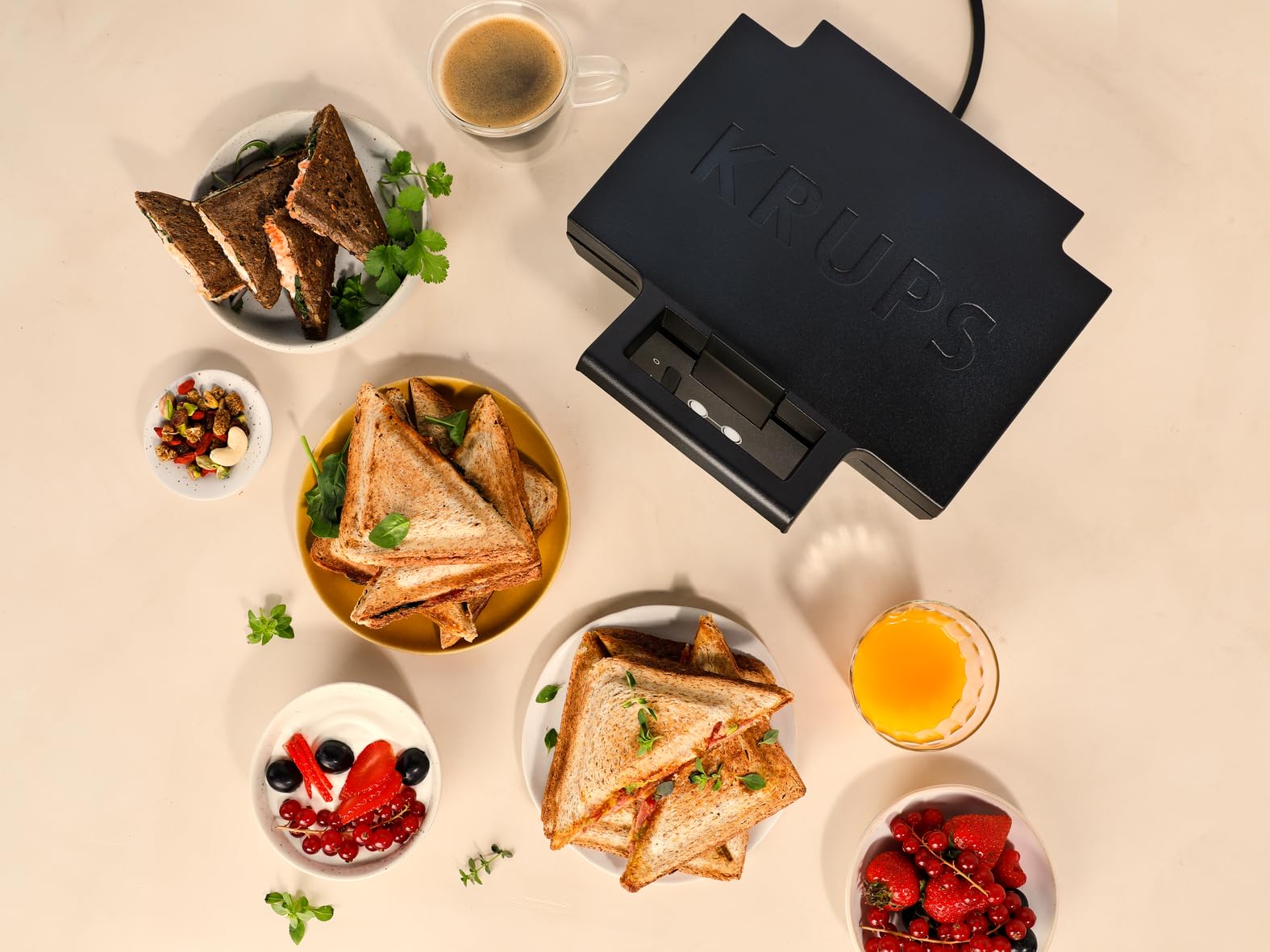 KRUPS FDK461 Sandwichmaker – Dreiecks-Sandwichtoasts, Keramik-Antihaftplatten, 850W, extra tiefe Form für leckere Gourmet-Sandwiches, schnelles Erhitzen, platzsparend, Standard, schwarz 4