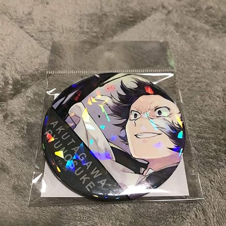 Amazon 文豪ストレイドッグス 春河35イラスト 成田アニメデッキ ところざわさくらタウン ダヴィンチストア ホログラム缶バッジ 芥川龍之介 結晶 アイドル 芸能人グッズ 通販