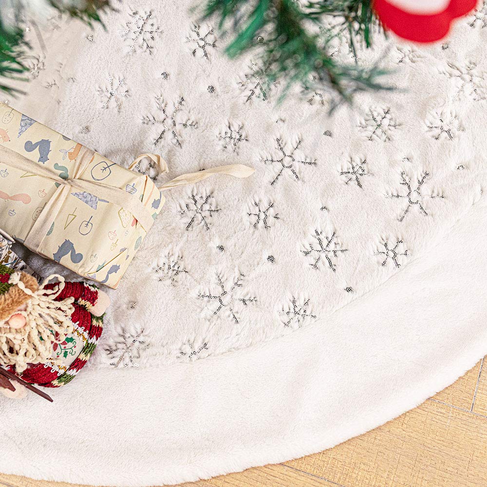 Deggodech 90cm White Faux Fur Christmas Tree Skirt Base Cover with Silver Snowflake Snow Plush Xmas Tree Skirt Mat for Christmas New Year Party Holiday Home Decorations (Silver, 35inches)