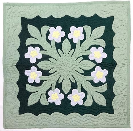 Amazon Co Jp ハワイアンキルトタペストリー 壁掛け ホワイトプルメリア ホーム キッチン