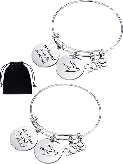 Chuangdi 2 Pezzi Braccialetto In Acciaio Inossidabile Con Regalo Di Laurea Braccialetto Di Laurea Con La Lettera Per Regalo Laurea Donne E Ragazze Stile Impostato 2 Amazon It Gioielli