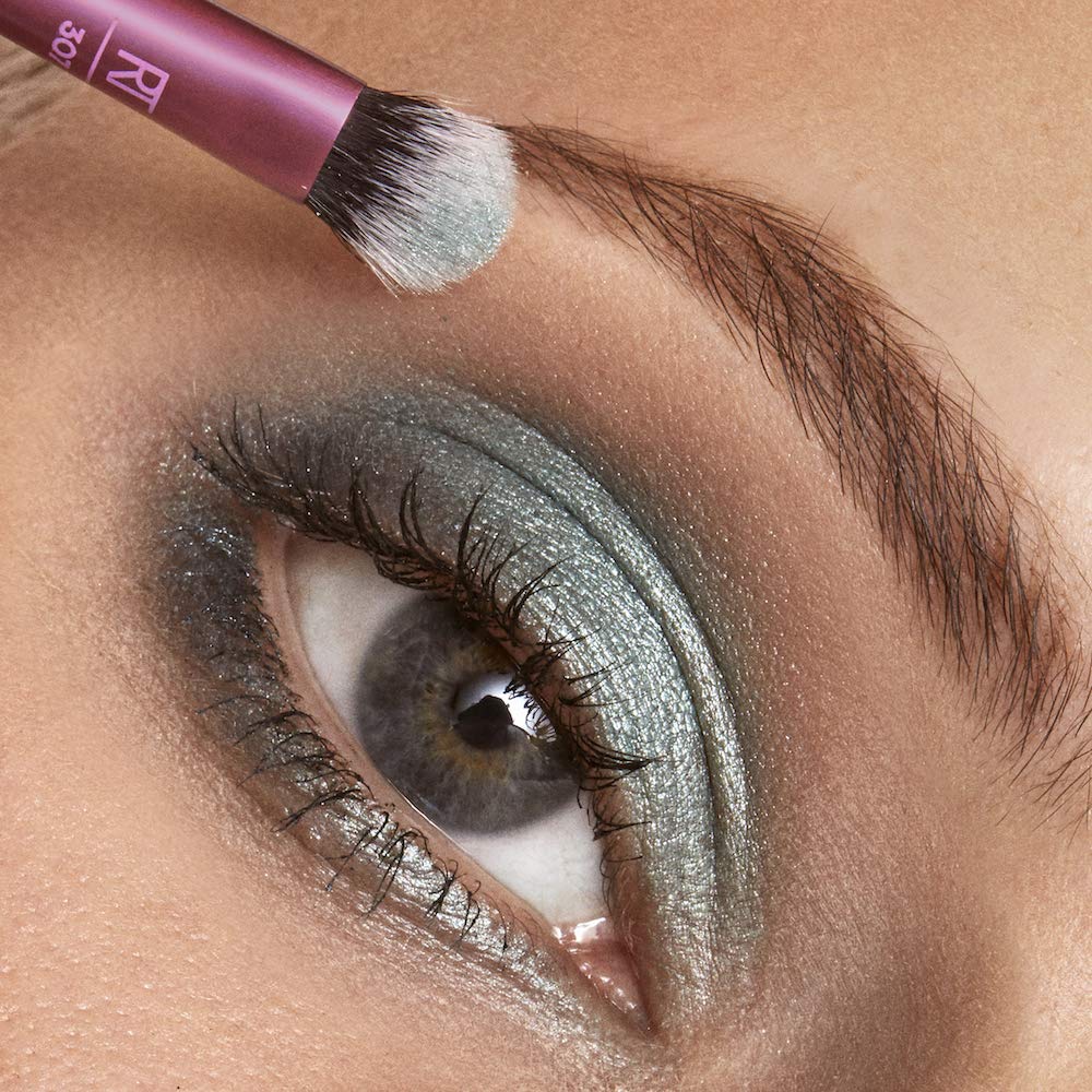 Real Techniques Eyeshadow Makeup Brush Set, Easily Shade and Blend, 2 Count, Packaging and Handle Color May Vary: Beauty
