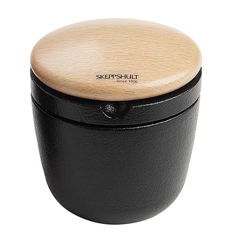 SKEPPSHULT 0071 Swing Kräuter und Pfeffermühle aus Gusseisen mit Deckel aus schwedischem Buchenholz