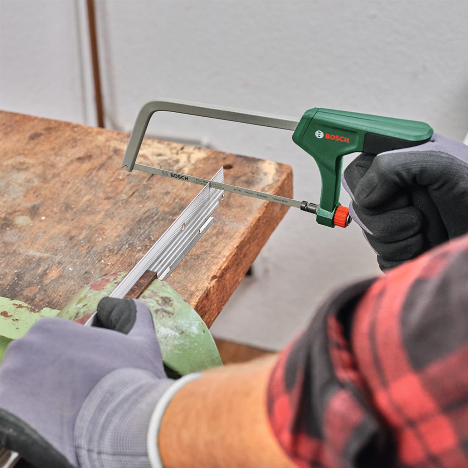 Bosch Bügelsäge 150mm (Mini-Bügelsäge mit robustem Bimetall-Sägeblatt für präzise Schnitte in Metall, Kunststoff und Weichholz; 24 TPI; einfacher Blattwechsel; Ergonomischer Handgriff mit Softgrip) 2